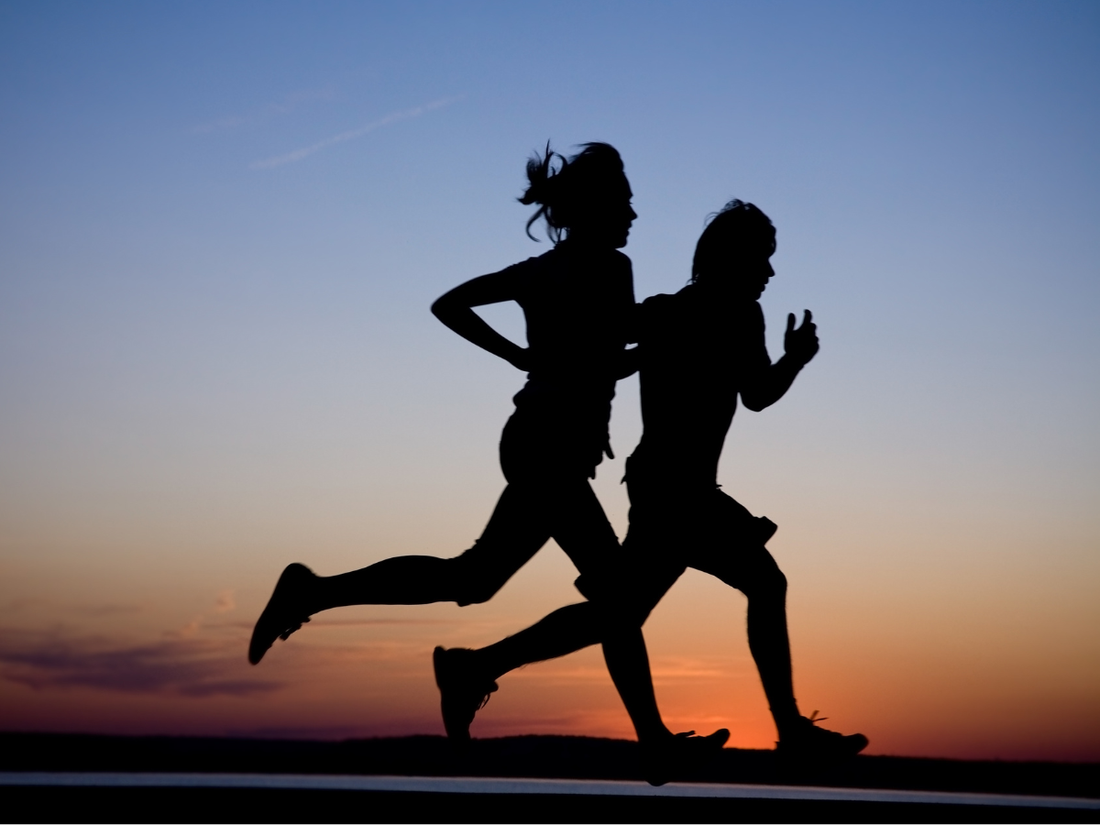 Correr de noche: seguridad, equipación y consejos para hacerlo bien