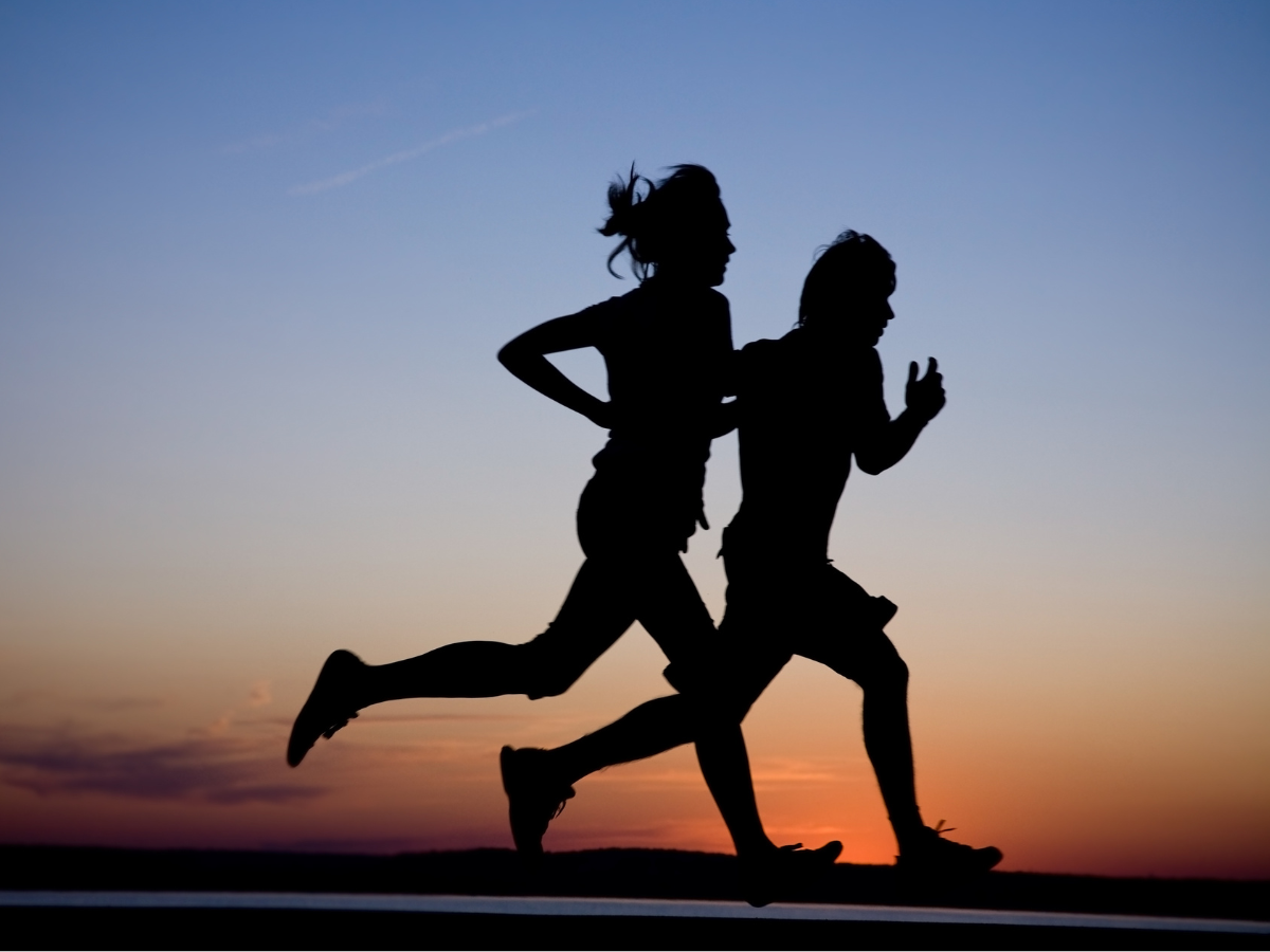 Correr de noche: seguridad, equipación y consejos para hacerlo bien