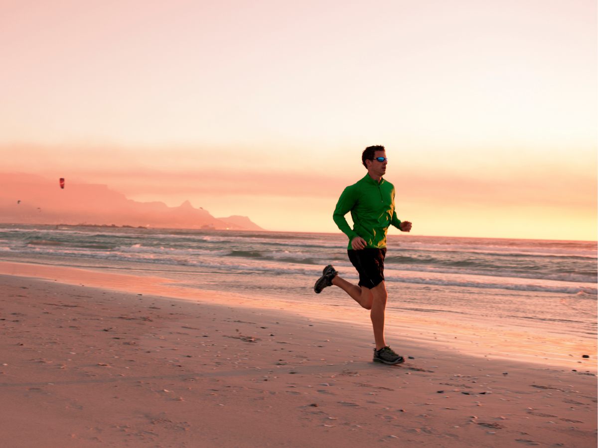 Correr en la playa: beneficios y cómo hacerlo bien sobre la arena